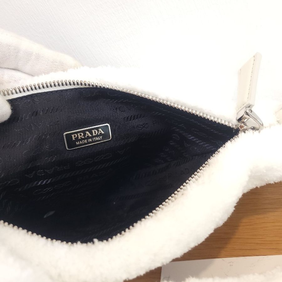 prada logo三角毛毛材質手提肩背包 白-2