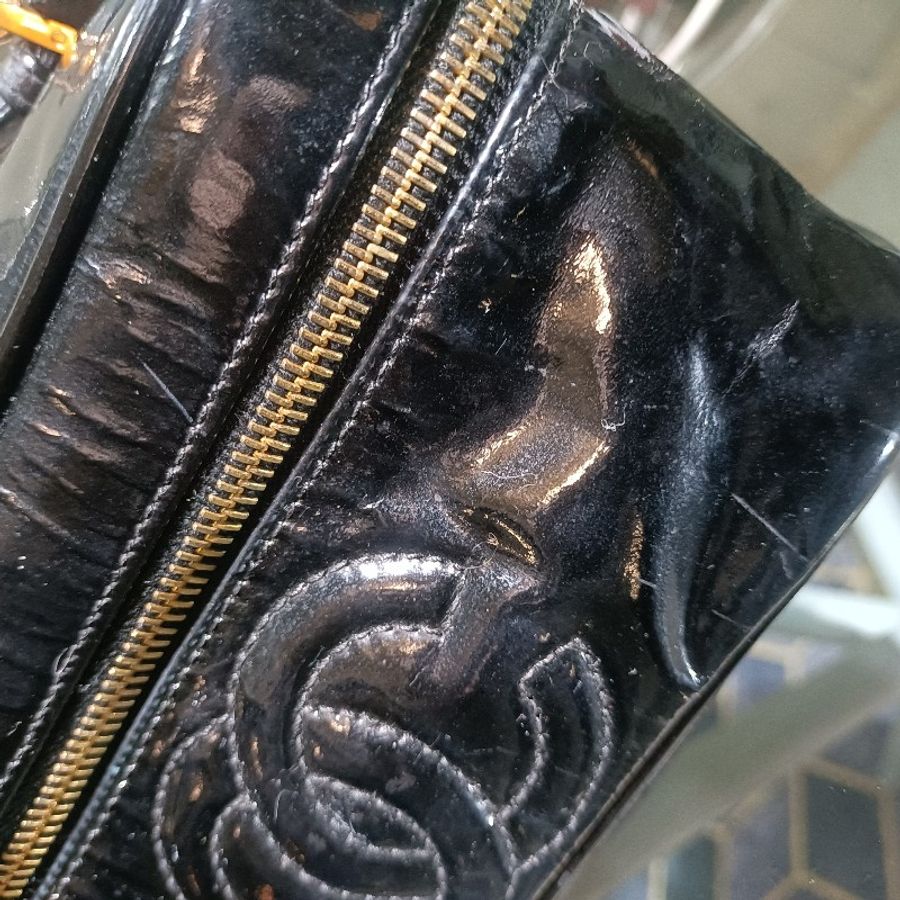 CHANEL 漆皮化妝包-33