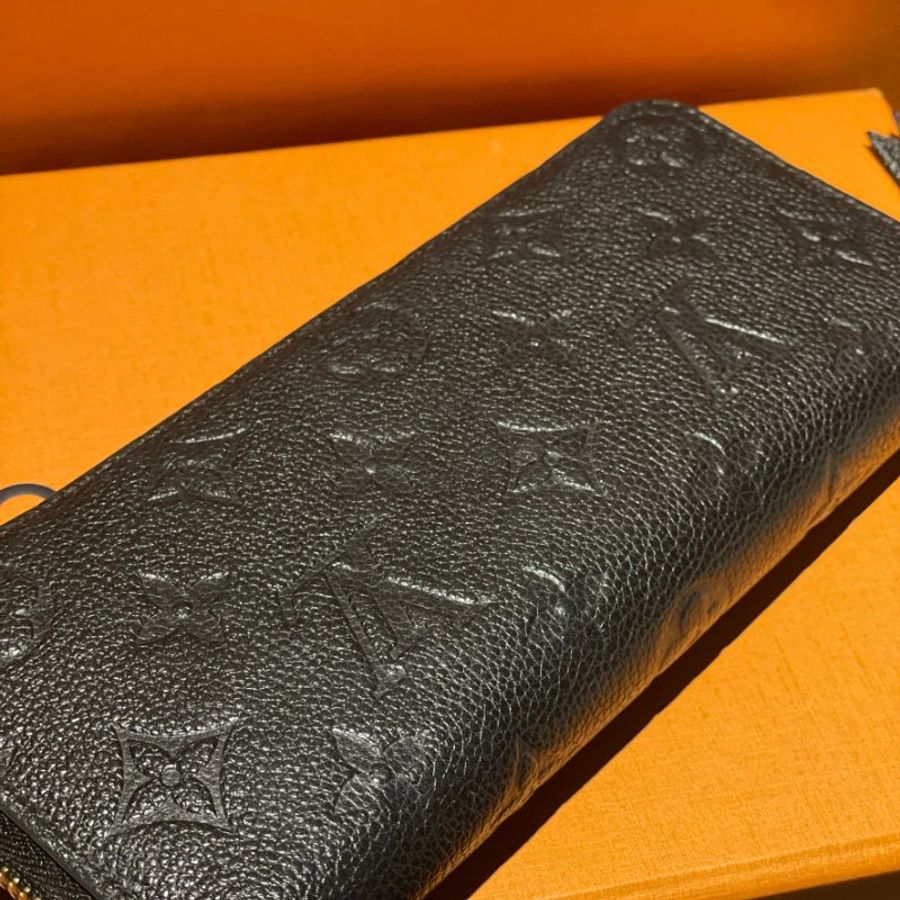 《Louis Vuitton》LV CLEMENCE 黑色壓花 拉鍊長夾-2