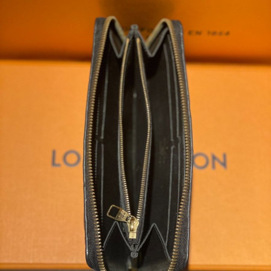 《Louis Vuitton》LV CLEMENCE 黑色壓花 拉鍊長夾-3