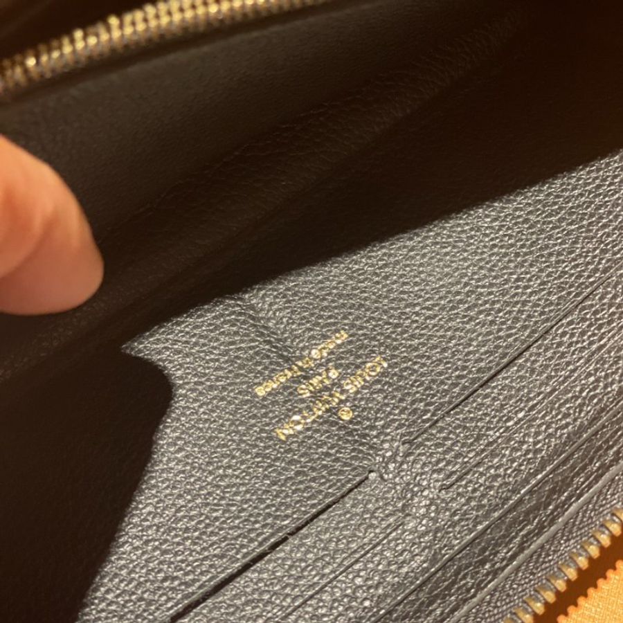 《Louis Vuitton》LV CLEMENCE 黑色壓花 拉鍊長夾-4