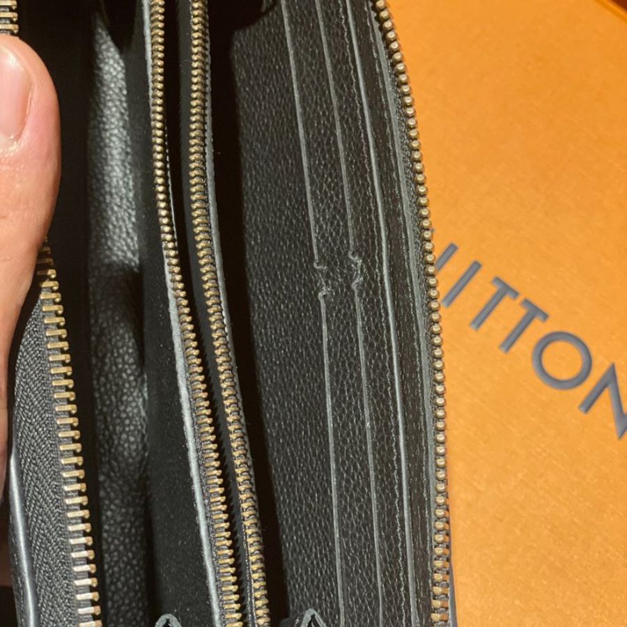 《Louis Vuitton》LV CLEMENCE 黑色壓花 拉鍊長夾-5