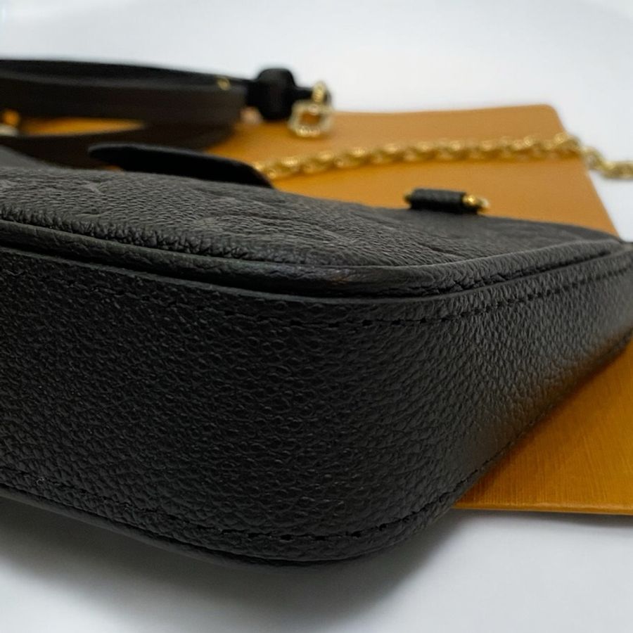 LV 黑牛皮壓紋Easy Pouch On Strap 金釦斜肩背包-2