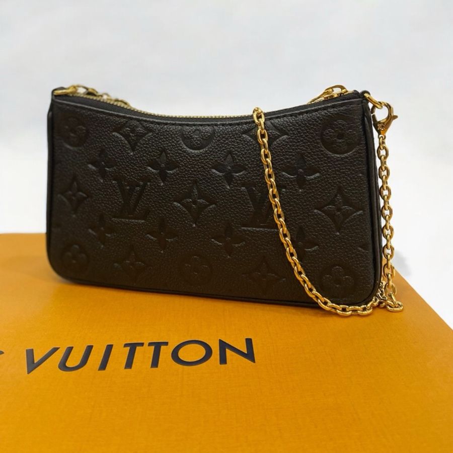 LV 黑牛皮壓紋Easy Pouch On Strap 金釦斜肩背包-6