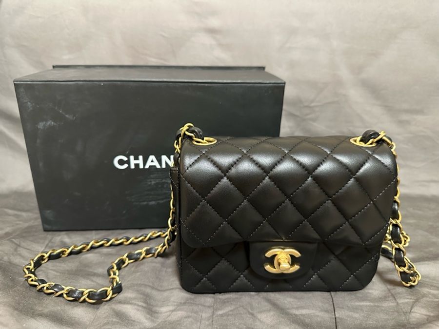 Chanel 方胖子17 cm 黑色羊皮，復古金扣-0