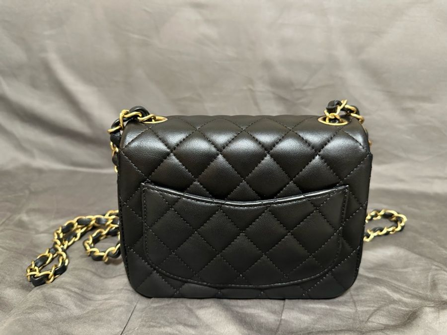Chanel 方胖子17 cm 黑色羊皮，復古金扣-1
