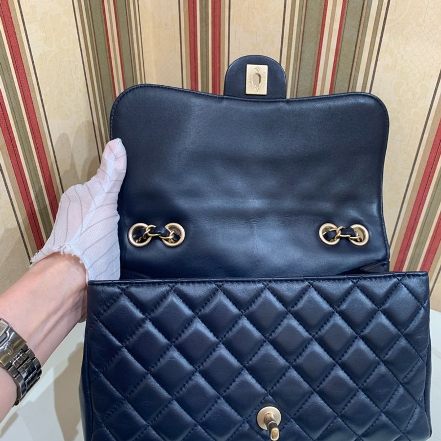 Chanel  金扣深藍色羊皮CF 口蓋鏈條包經典百搭款-3