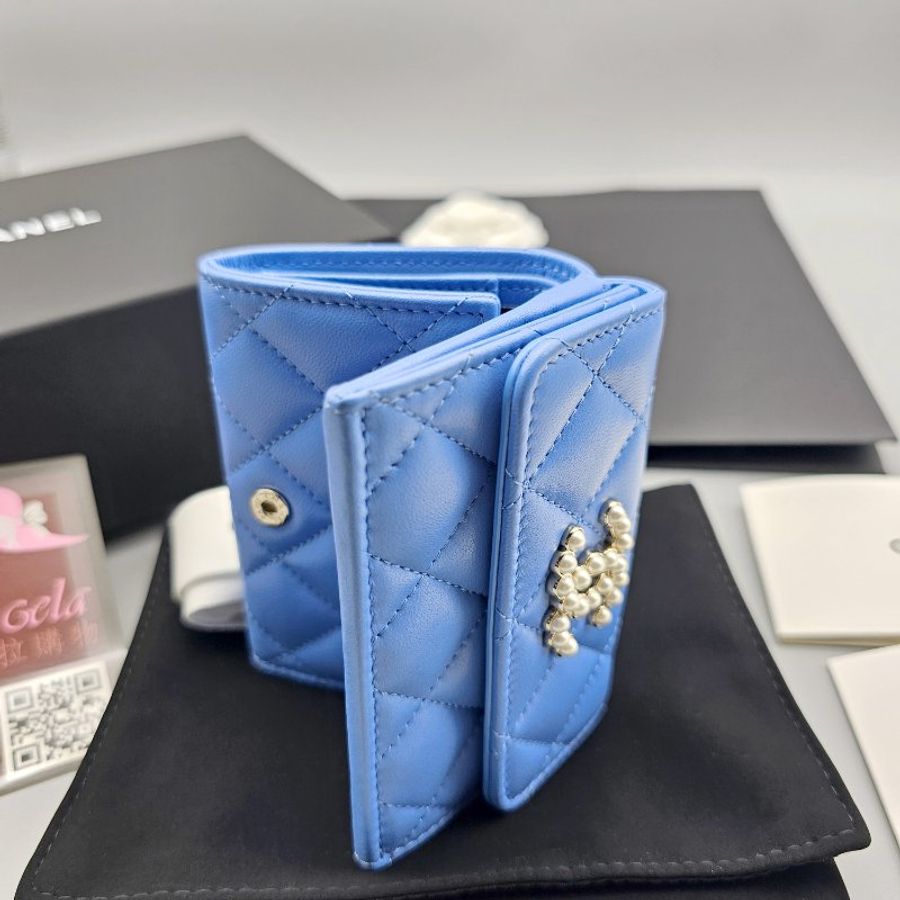 Chanel 香奈兒 限量 小型口蓋皮夾 小羊皮 珍珠標誌 繽紛圓點內理 淡藍 CF短夾-5