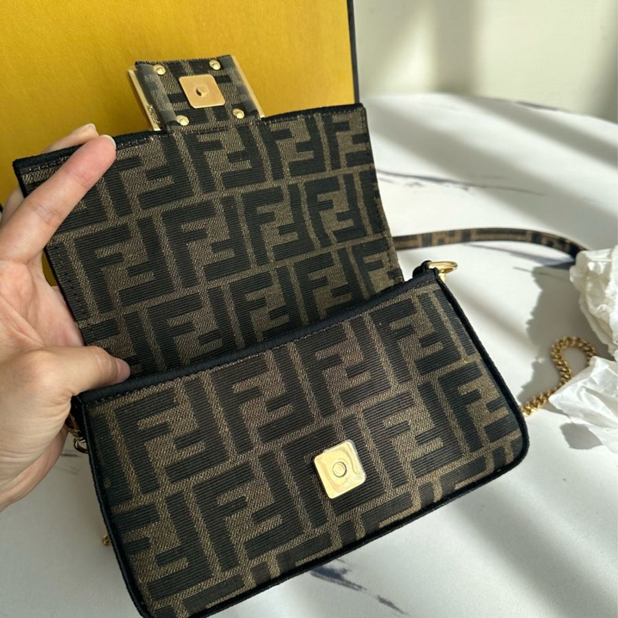 fendi 根本沒用過 網美要入手 超可愛斜背包-9