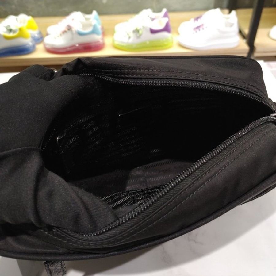 🌸2025春夏新品🌸Prada 1BC167 倒三角標尼龍黑色肩背包-5