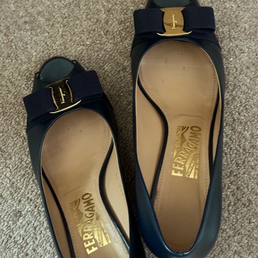 Salvatore Ferragamo 經典款湛藍色魚口小牛皮楔型鞋7.5-0