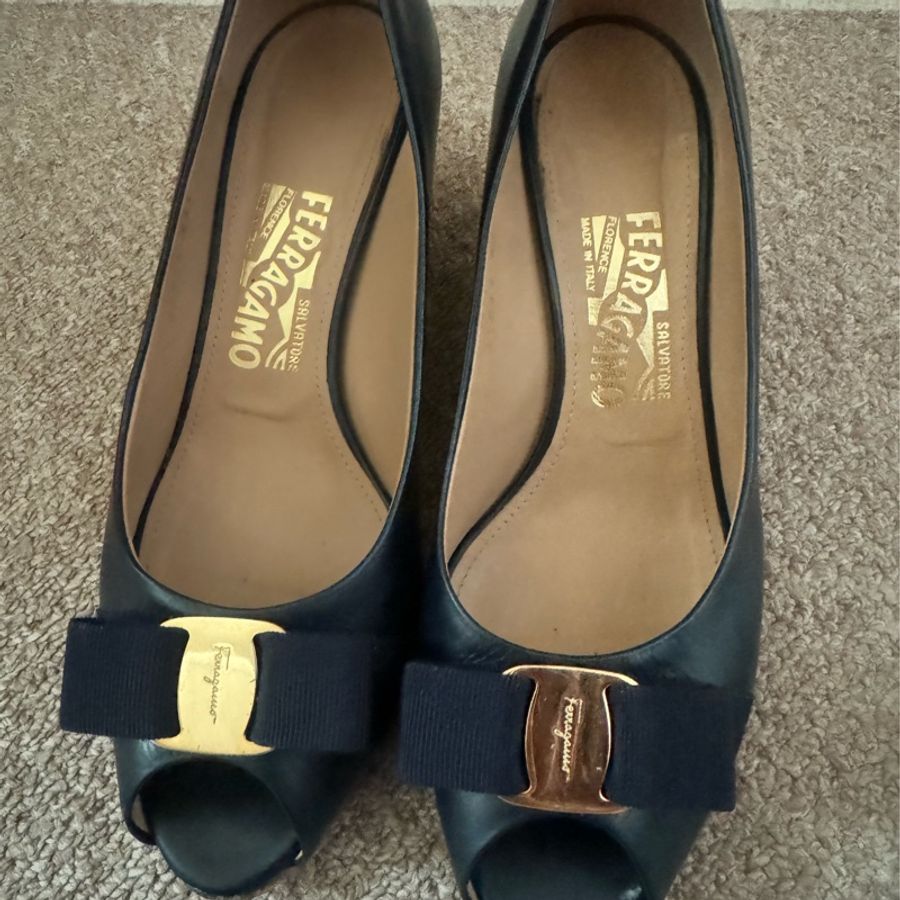 Salvatore Ferragamo 經典款湛藍色魚口小牛皮楔型鞋7.5-5