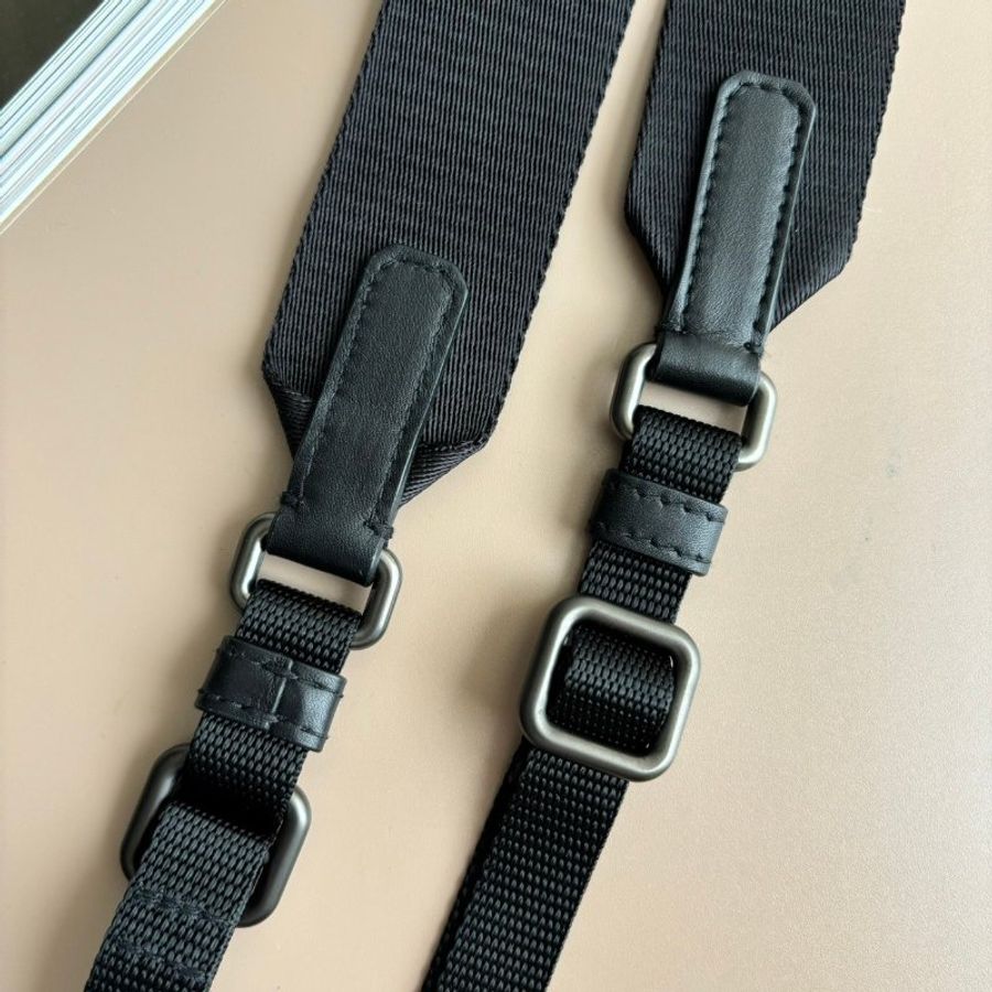 ::PRADA:: 黑色浮雕 皮革方形相機包 小包 側背包-1