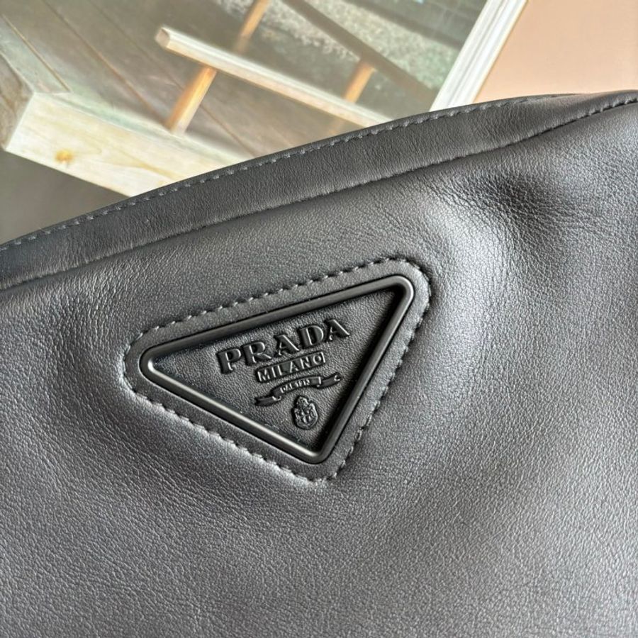 ::PRADA:: 黑色浮雕 皮革方形相機包 小包 側背包-3