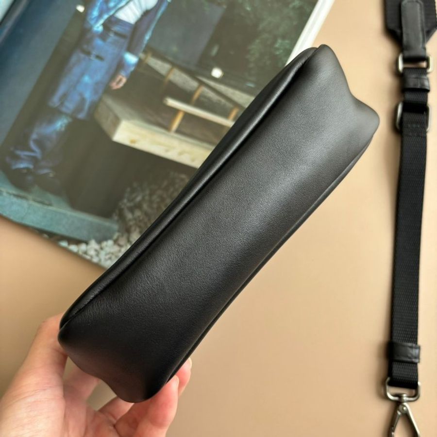 ::PRADA:: 黑色浮雕 皮革方形相機包 小包 側背包-5