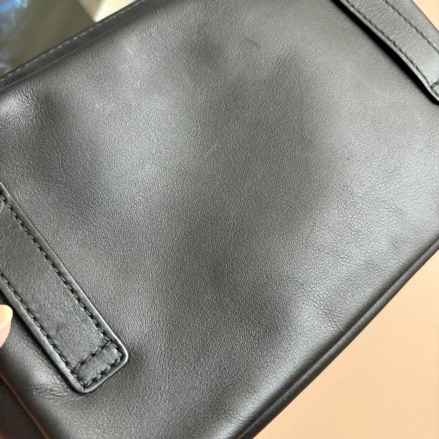 ::PRADA:: 黑色浮雕 皮革方形相機包 小包 側背包-8