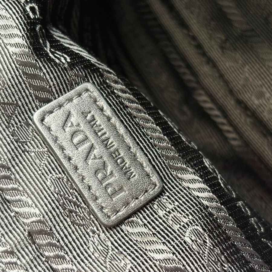 ::PRADA:: 黑色浮雕 皮革方形相機包 小包 側背包-9