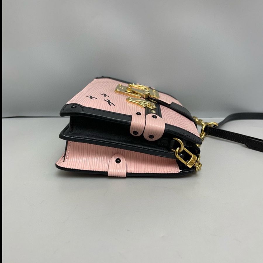 LV Trunk Clutch粉色水波紋盒子包-4