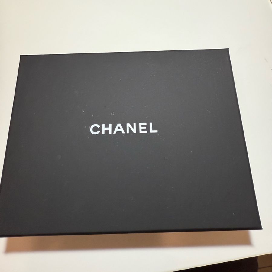 CHANEL經典荔枝皮金扣三折短夾(黑)-0