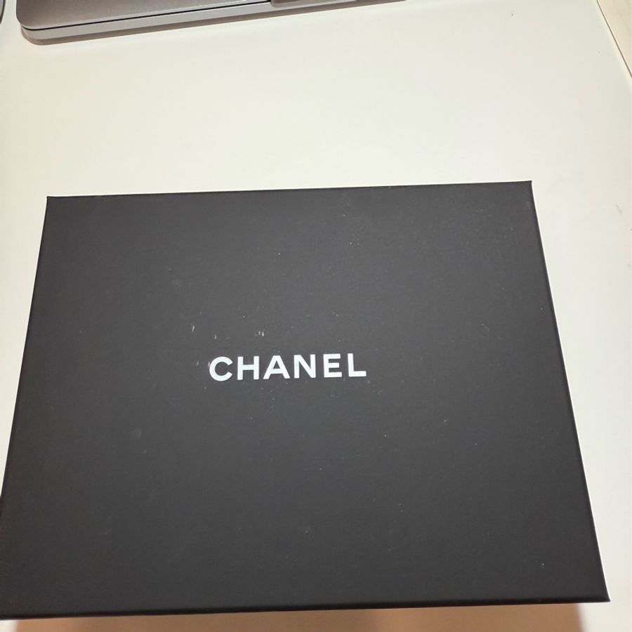 CHANEL經典荔枝皮金扣三折短夾(黑)-8