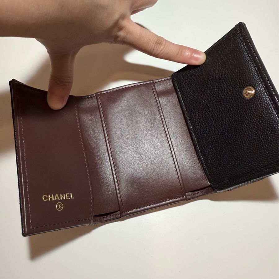 CHANEL經典荔枝皮金扣三折短夾(黑)-17