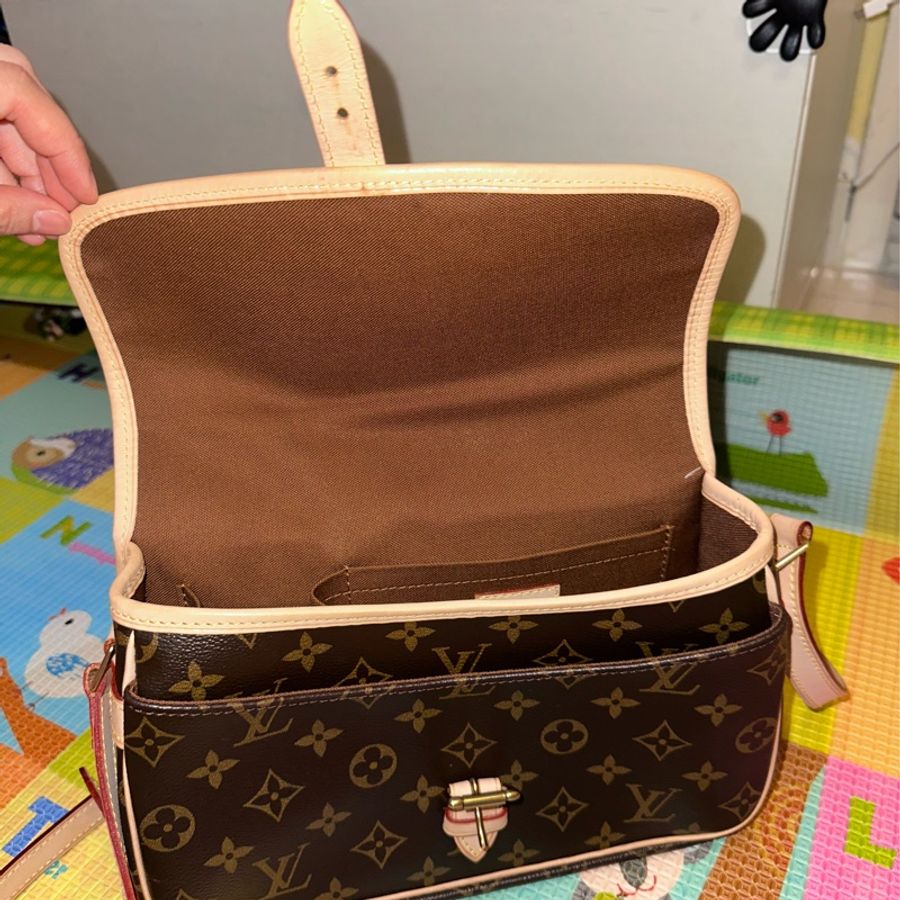 LOUIS VUITTON Sologne cloth handbag-11