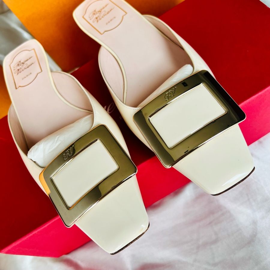 （售出）Roger Vivier Belle Vivier優格白漆皮方扣穆勒鞋-1