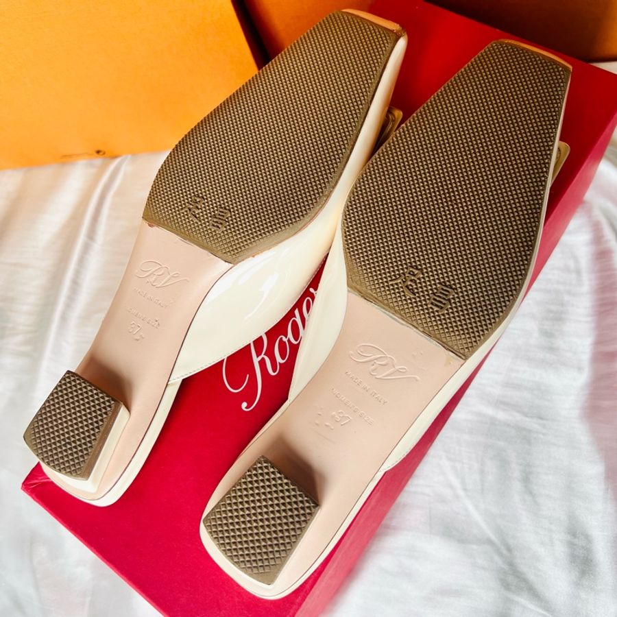 （售出）Roger Vivier Belle Vivier優格白漆皮方扣穆勒鞋-4