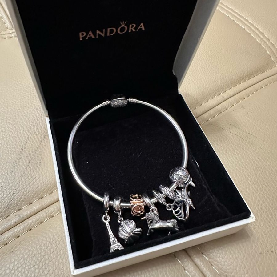 Pandora 愛心銀扣帶鑽硬手環-0
