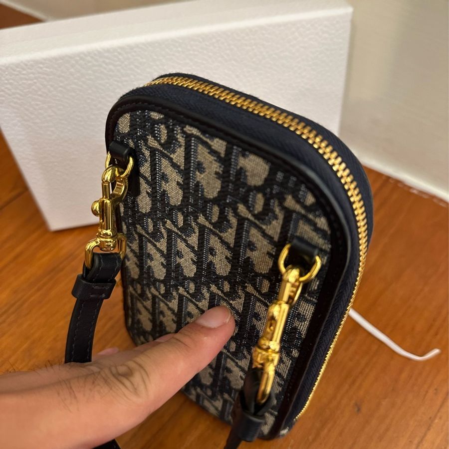 DIOR 藍色緹花直式手機包-4