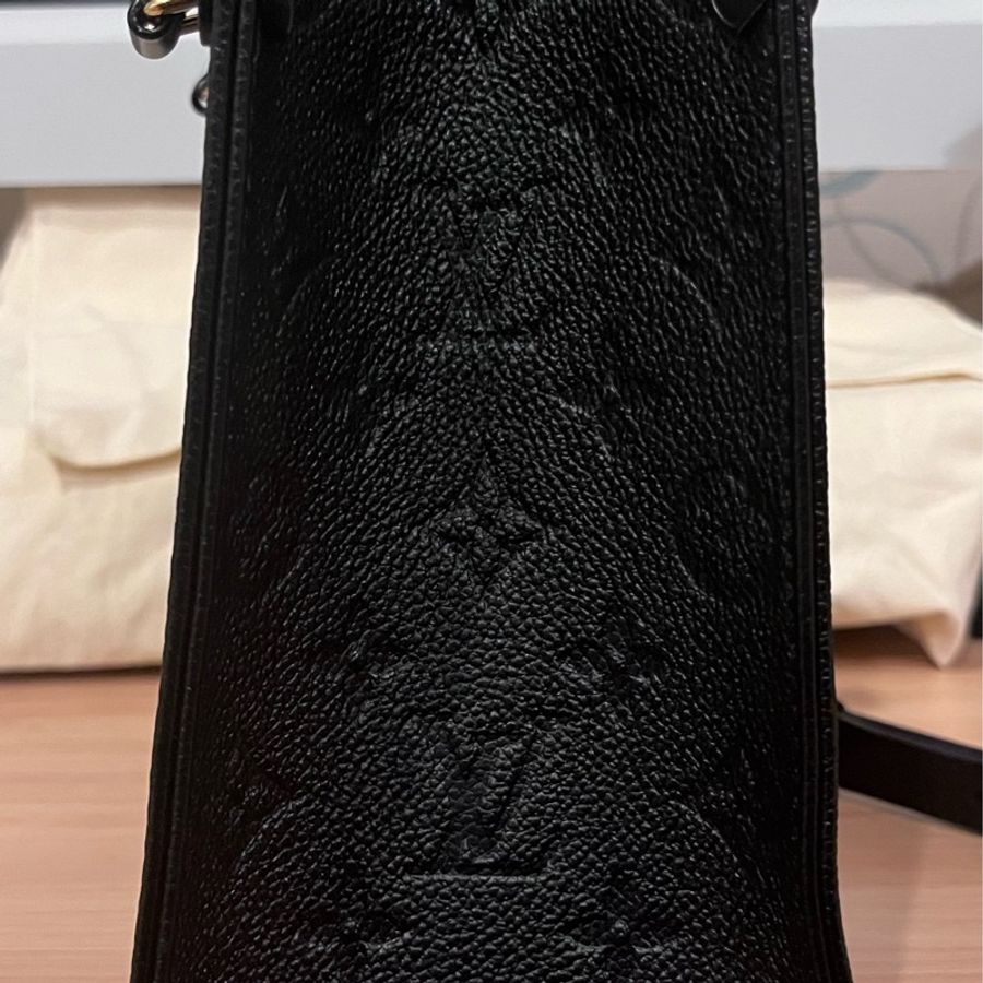 LV on the go pm黑色壓紋-1
