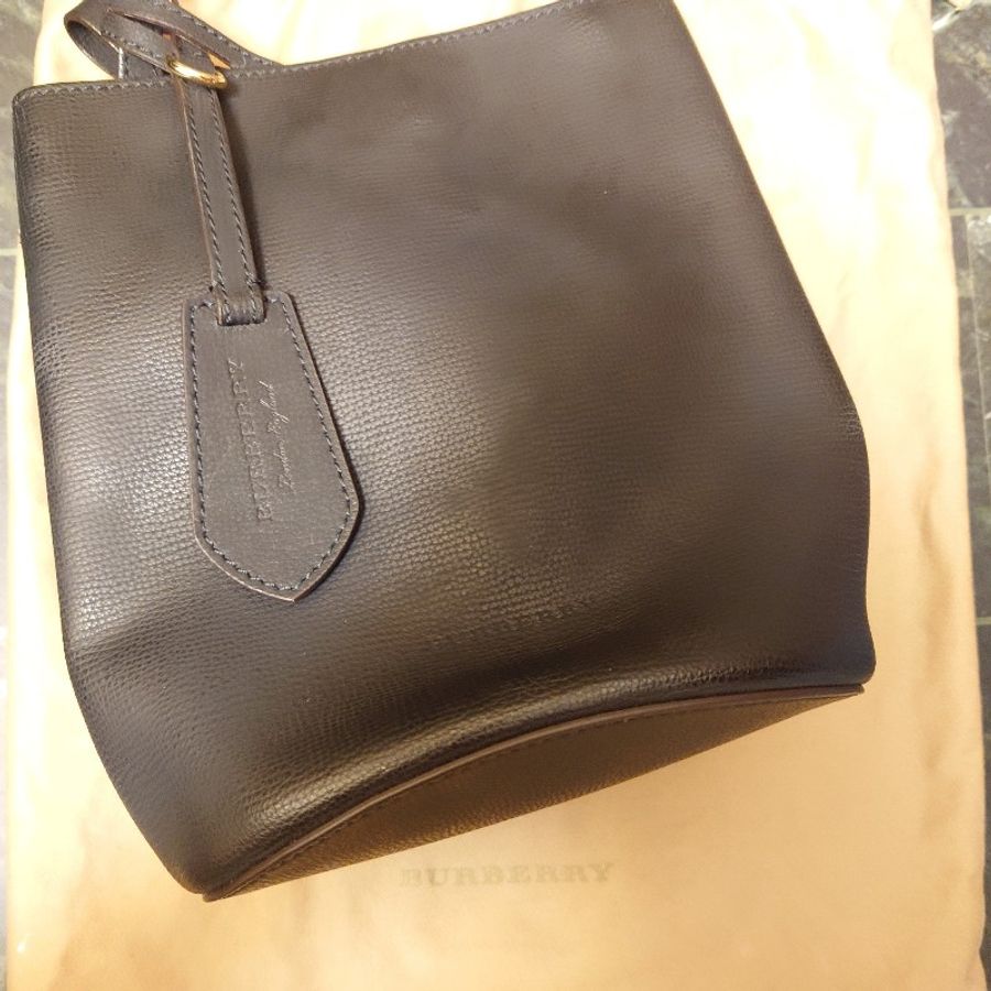 BURBERRY黑色水桶包-4