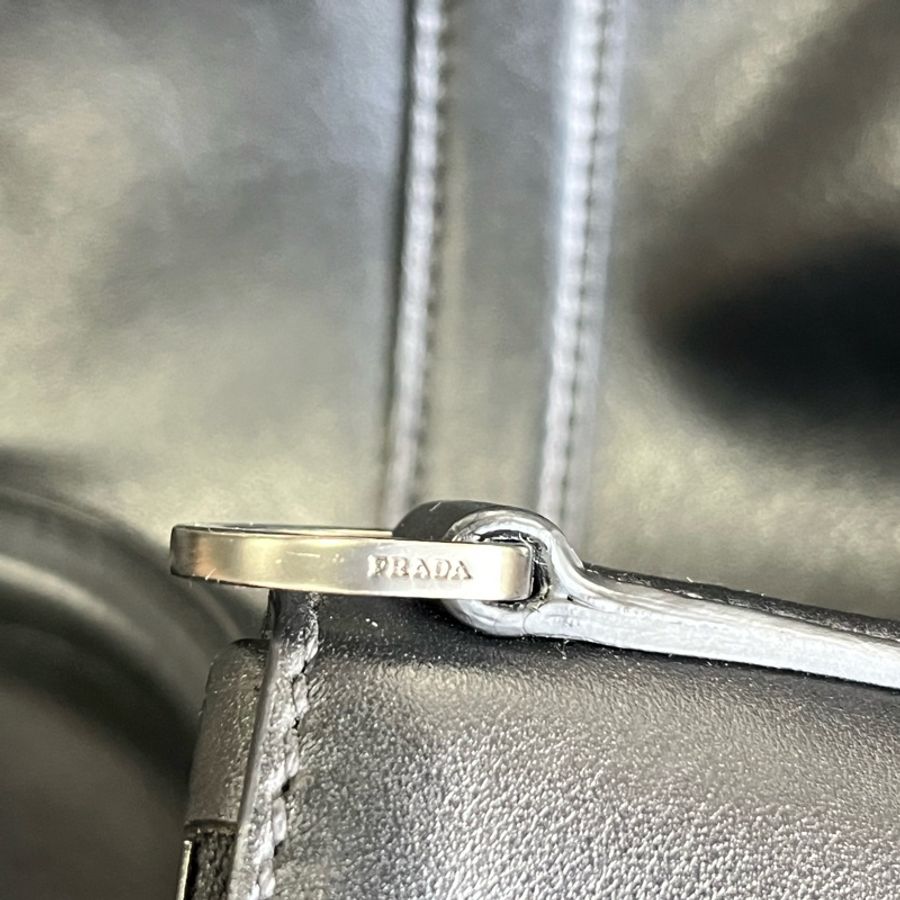 Prada 黑色全皮手提包-22