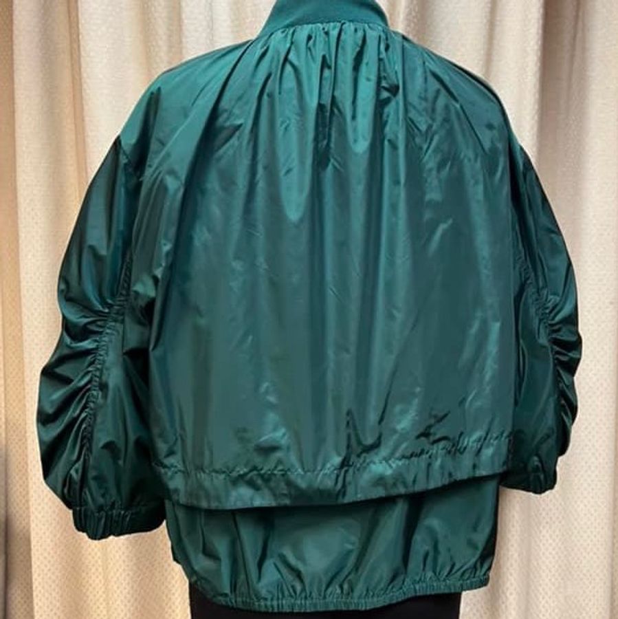 Moncler超級美的綠色短版繭型防風外套-1