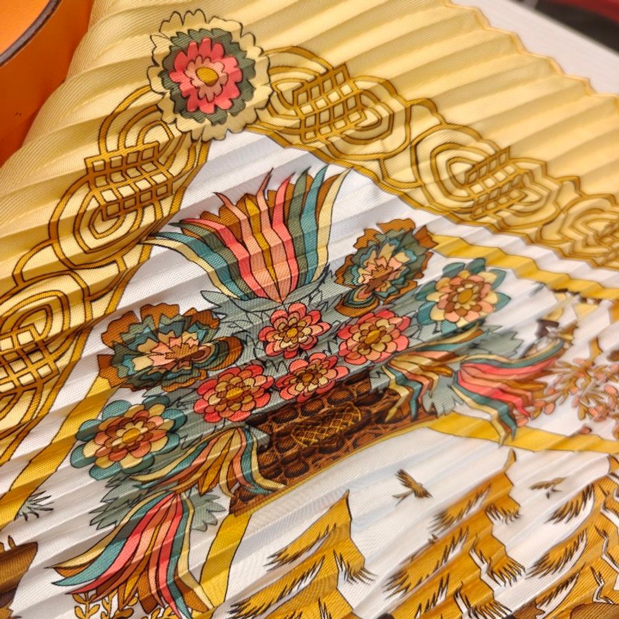 ✨全新🌟絕版❤️Hermès 絲巾 方巾 90公分 scarf 披肩 愛馬仕 Hermes 風琴 皺摺 圍巾-9