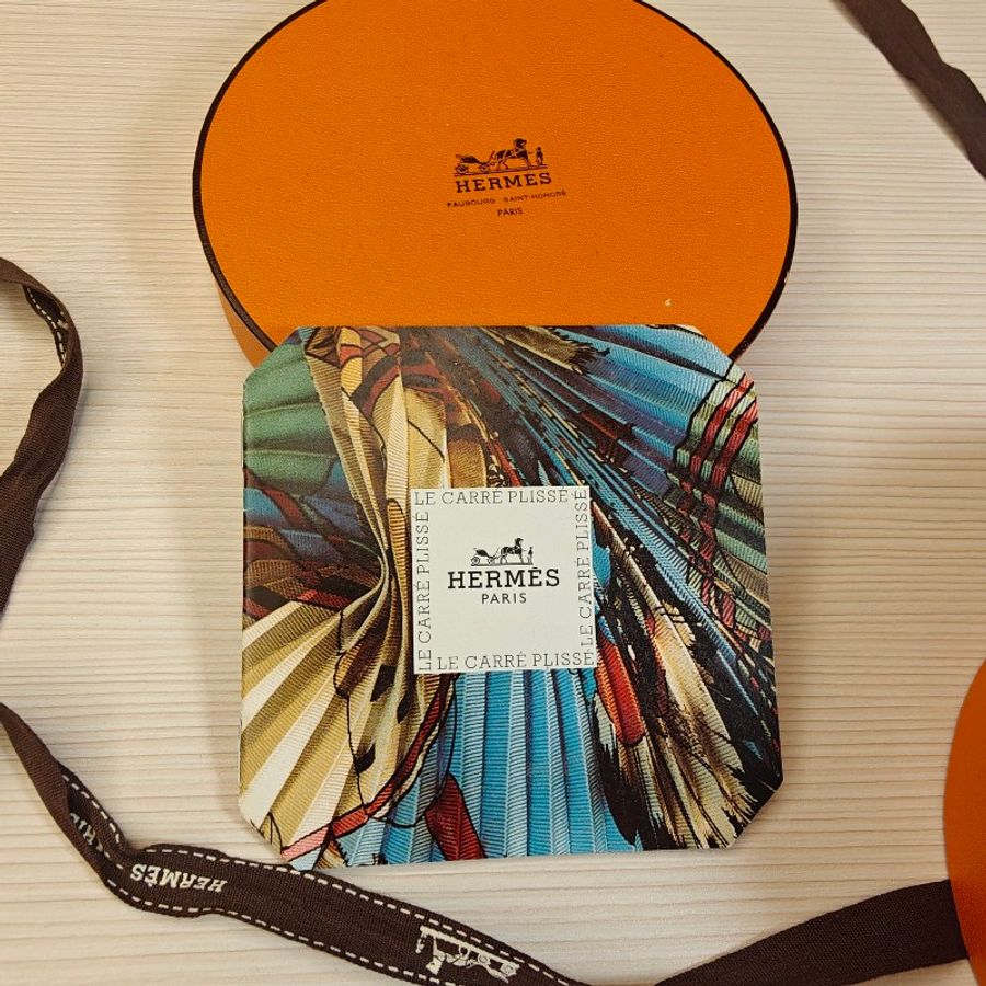 ✨全新🌟絕版❤️Hermès 絲巾 方巾 90公分 scarf 披肩 愛馬仕 Hermes 風琴 皺摺 圍巾-18