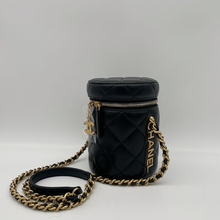CHANEL黑羊皮圓桶金鏈化妝箱-0