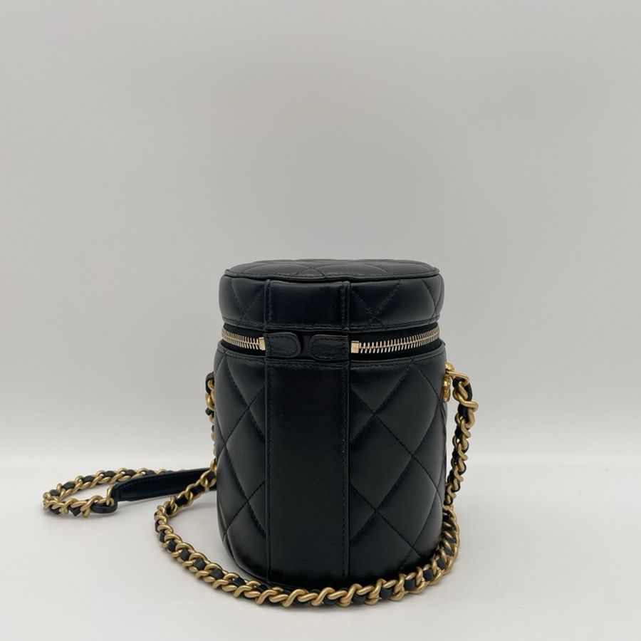 CHANEL黑羊皮圓桶金鏈化妝箱-2