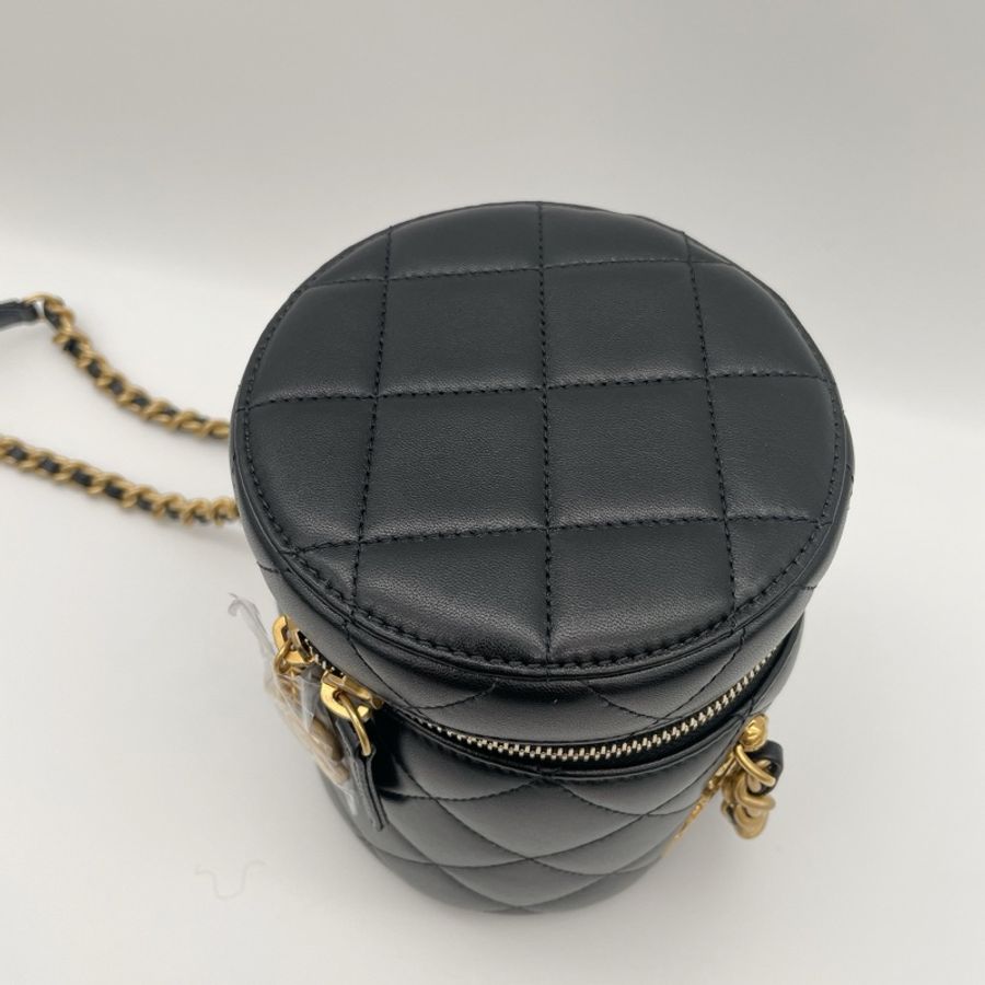 CHANEL黑羊皮圓桶金鏈化妝箱-3