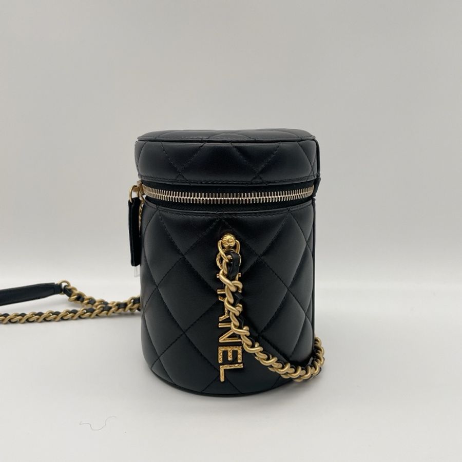 CHANEL黑羊皮圓桶金鏈化妝箱-5