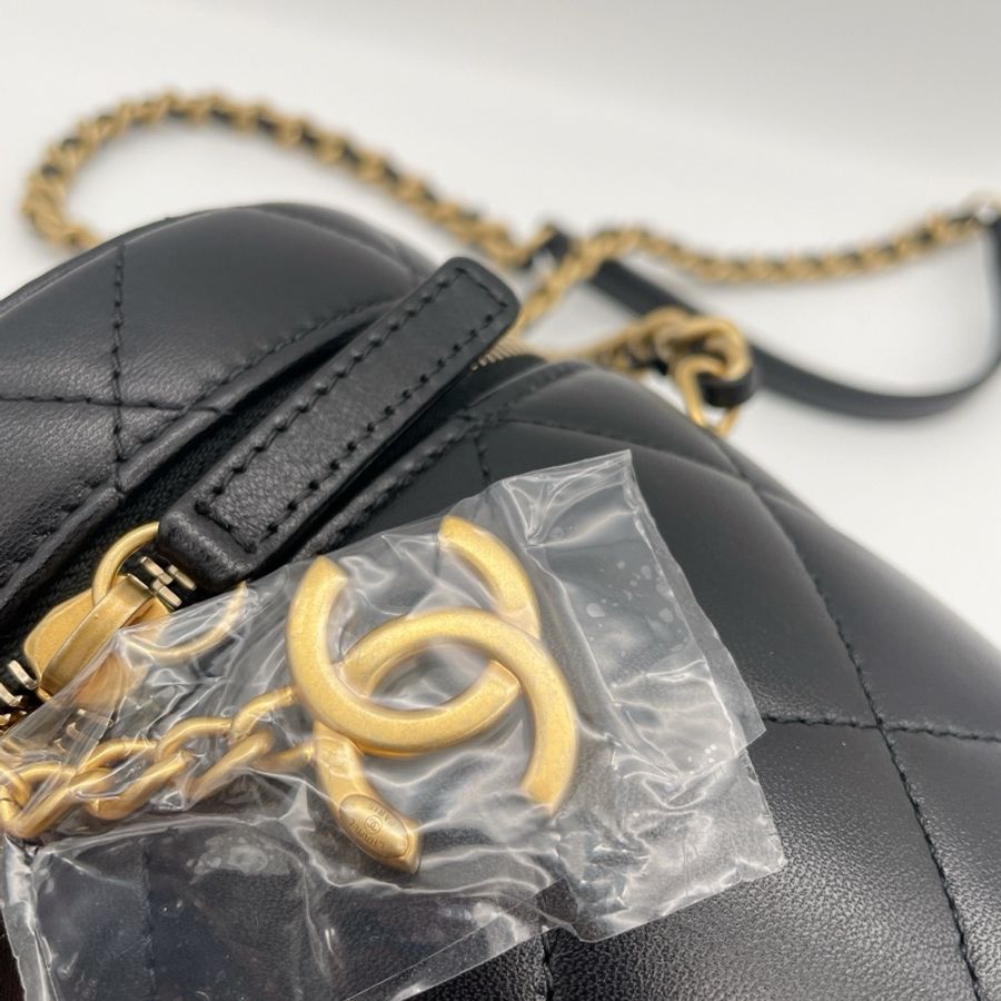 CHANEL黑羊皮圓桶金鏈化妝箱-7