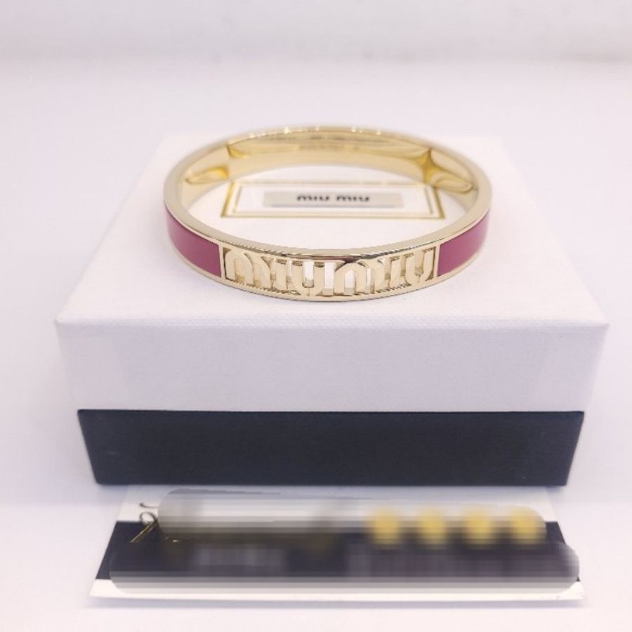 MIUMIU 字母LOGO琺瑯手環(桃紅色/金色) M-4