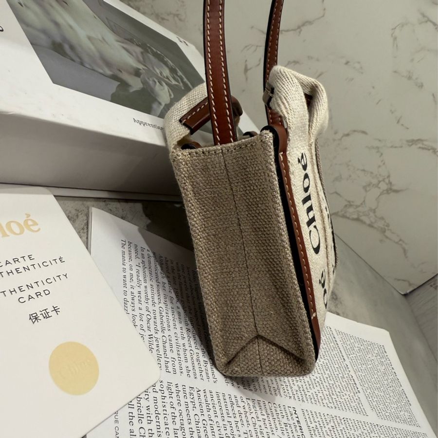✨CHLOE|Woody Nano 字母織帶亞麻帆布超迷你手提/斜背錢包 (咖啡色)✨-8