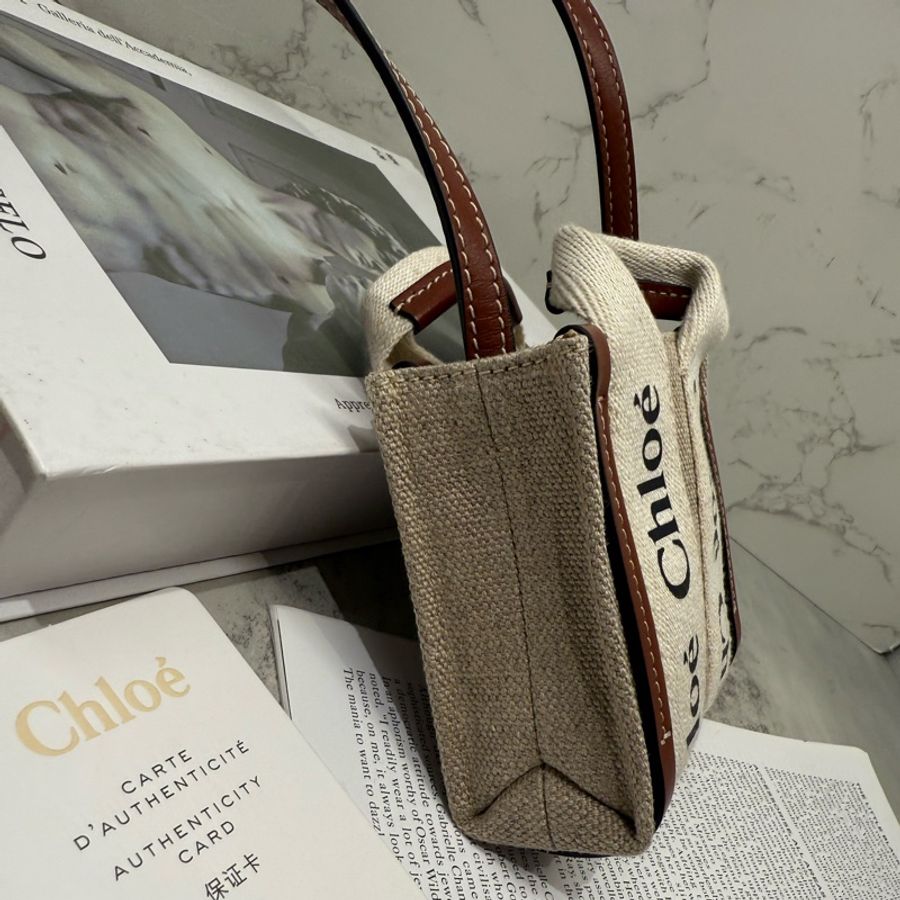 ✨CHLOE|Woody Nano 字母織帶亞麻帆布超迷你手提/斜背錢包 (咖啡色)✨-9