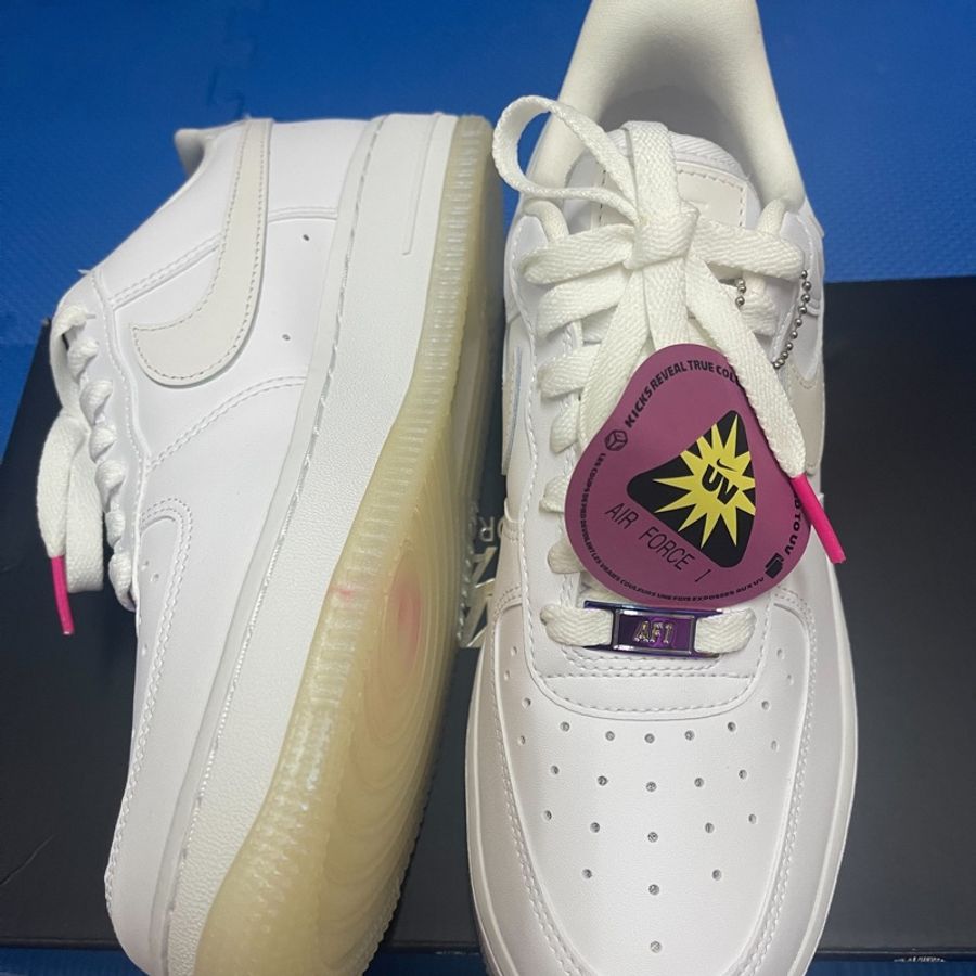 全新Nike 變色鞋照太陽光會變紅藍勾勾-3
