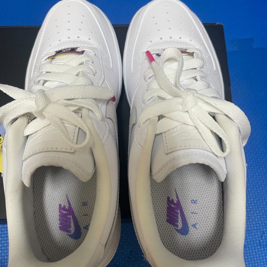 全新Nike 變色鞋照太陽光會變紅藍勾勾-6