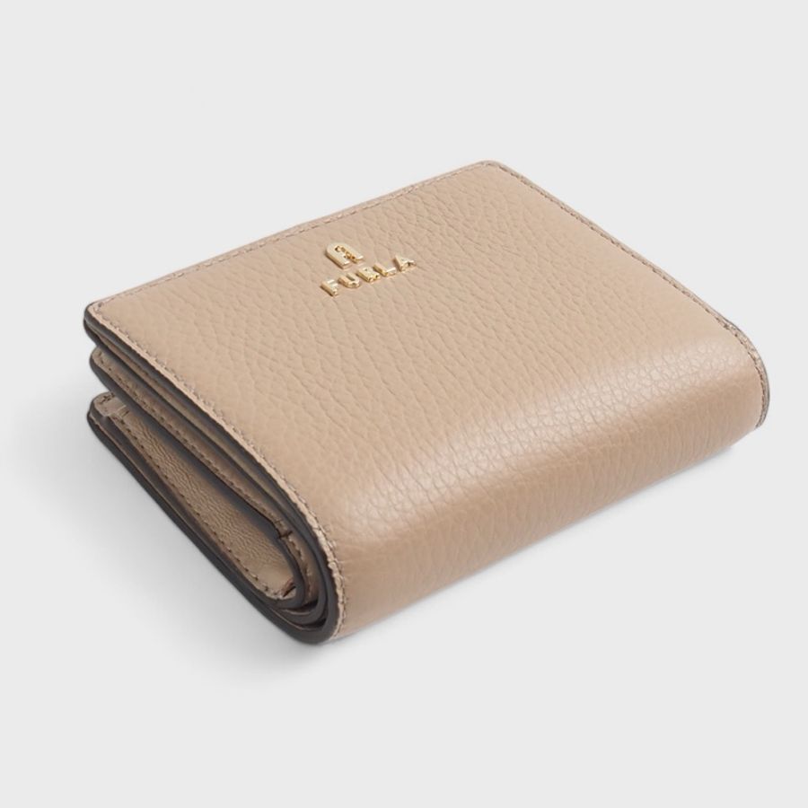 全新現貨【FURLA 芙拉】經典荔枝紋牛皮金扣拉鍊袋短夾(奶茶灰)WP00307-4