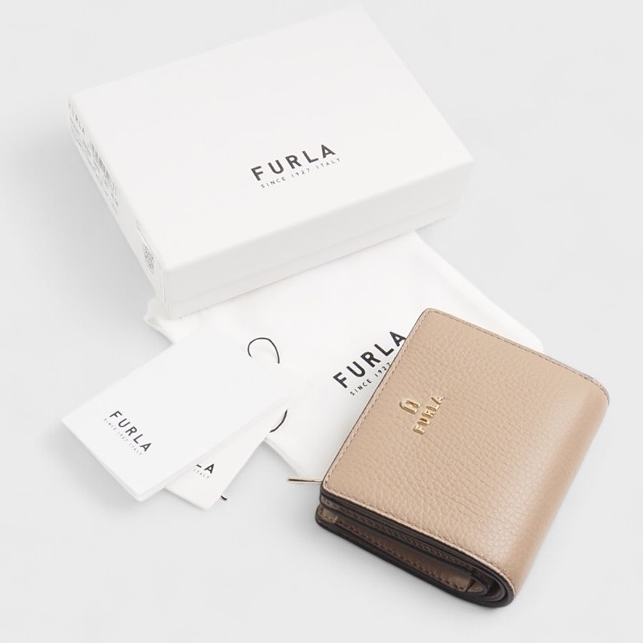 全新現貨【FURLA 芙拉】經典荔枝紋牛皮金扣拉鍊袋短夾(奶茶灰)WP00307-8