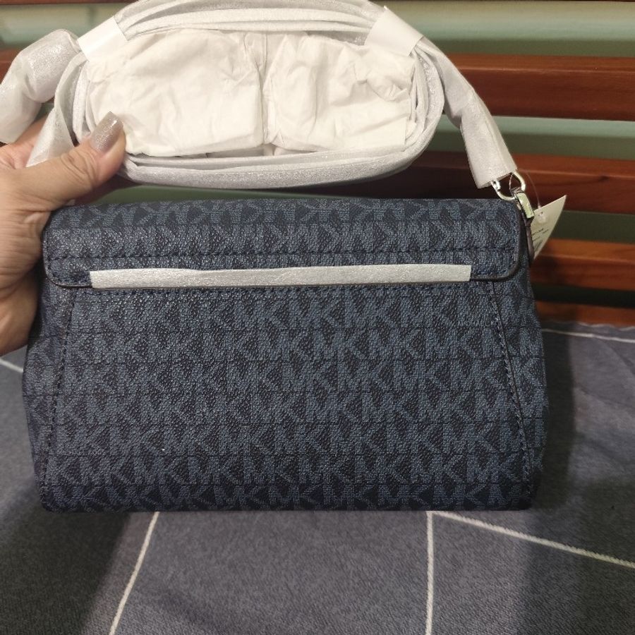 MK Michael Kors滿版PVC藍斜背包 全新(不可議)-6