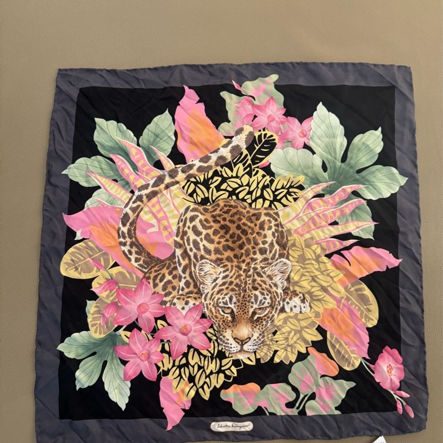 Salvatore Ferragamo 90*90花豹絲巾-4